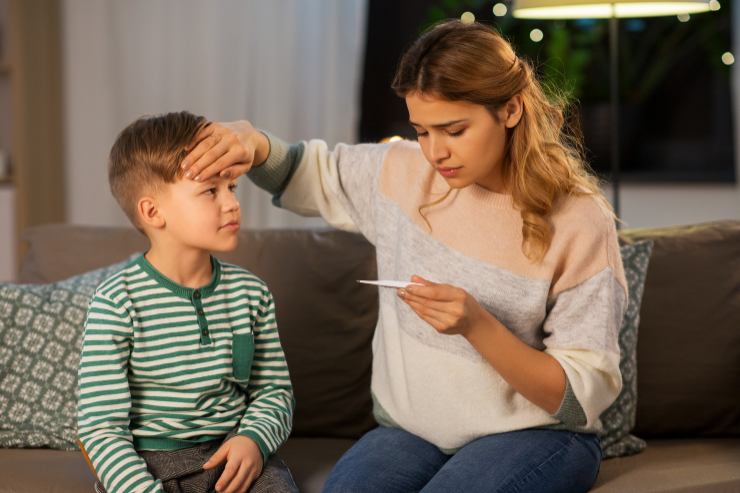 mamma misura la febbre al figlio