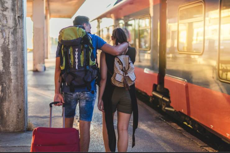 persone ai binari del treno