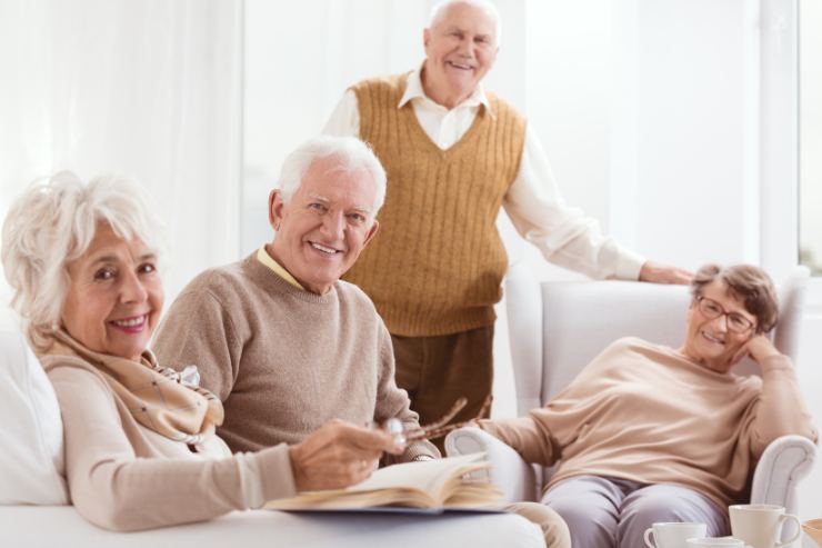 Quattro persone anziane in pensione