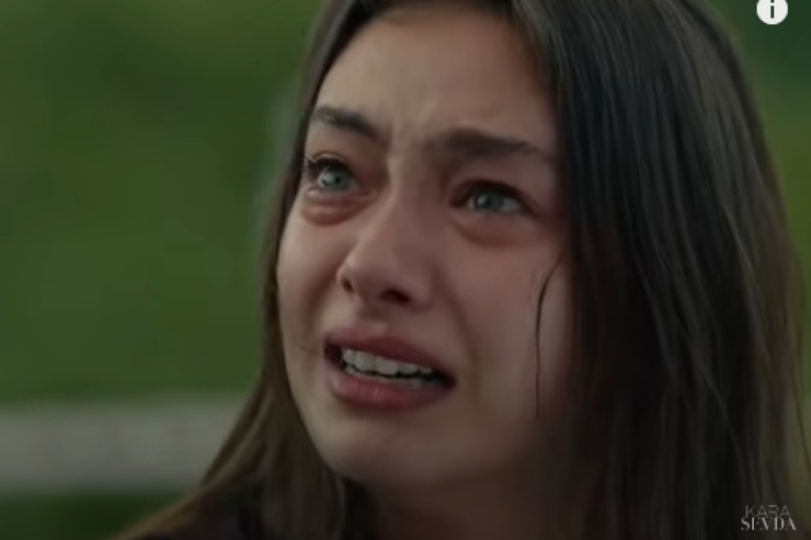 Neslihan Atagül in lacrime