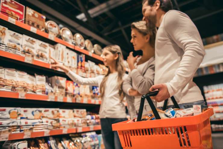 famiglia al supermercato