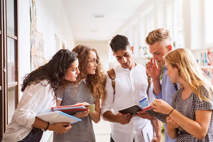 studenti con libri in mano